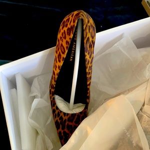 Brand new. Ordered wrong size and can’t return. Non smoking home. Never worn.